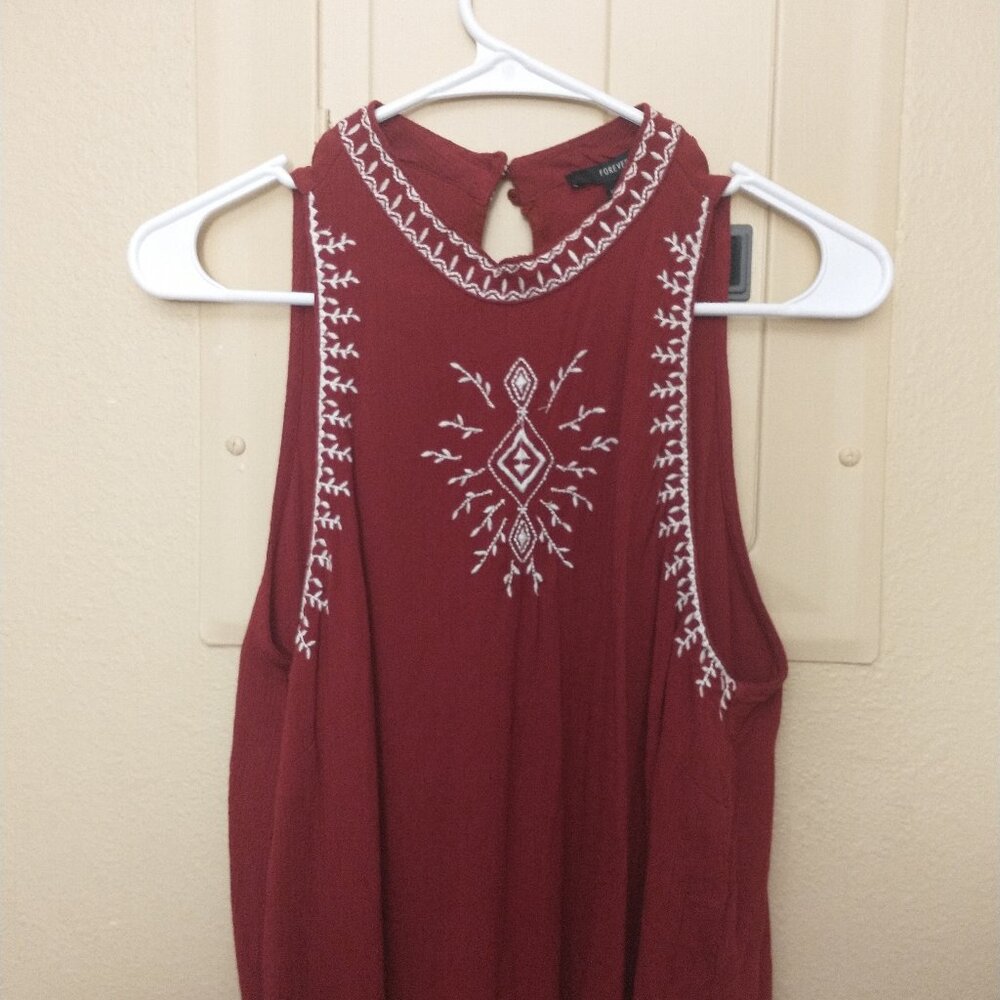 Forever 21 Large Light weight knit sleeveless maroon sweater with design